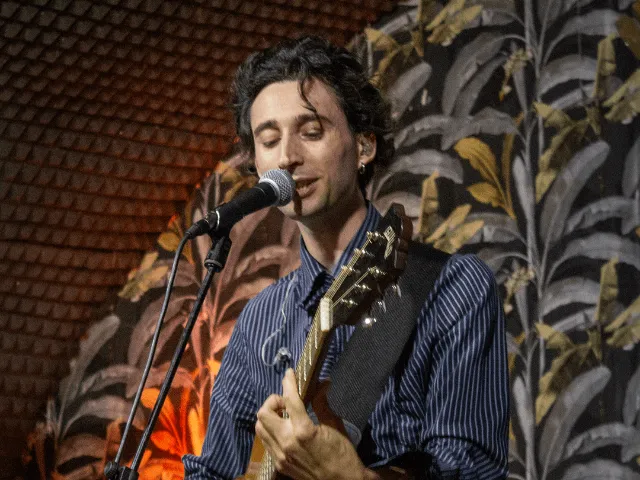 Cantante al microfono — Audizioni Prima Edizione PMA 2025
