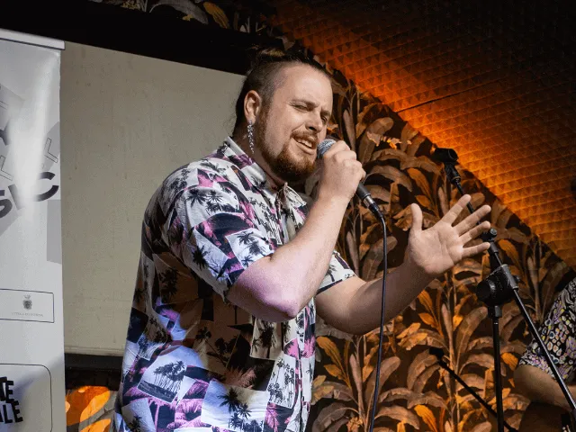 Cantante al microfono — Audizioni Prima Edizione PMA 2025