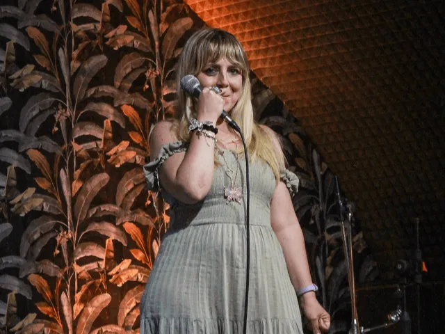Cantante al microfono — Audizioni Prima Edizione PMA 2025