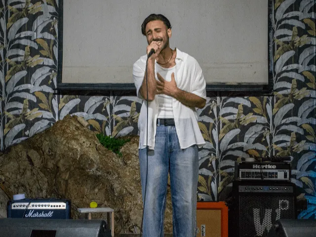 Cantante al microfono — Audizioni Prima Edizione PMA 2025