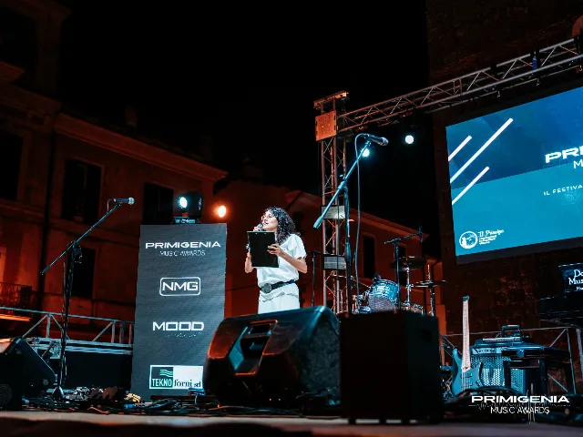 Artisti in attesa di salire sul palco — Backstage Finale PMA 2025