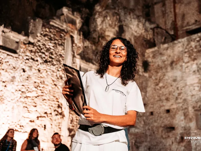 Artisti in attesa di salire sul palco — Backstage Finale PMA 2025