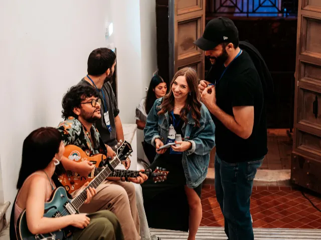 Artisti in attesa di salire sul palco — Backstage Finale PMA 2025