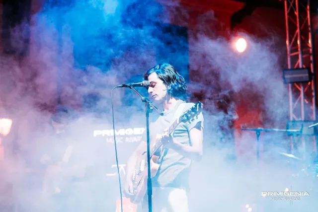 Artista con chitarra e microfono — Finale Prima Edizione PMA 2025