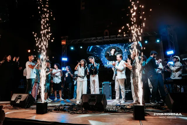 Momento della premiazione con fuochi — Finale Prima Edizione PMA 2025