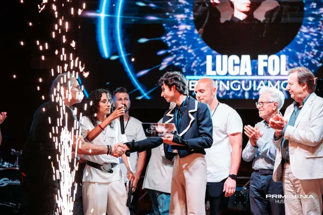 Luca Fol stringe la mano alla giuria — Finale Prima Edizione PMA 2025