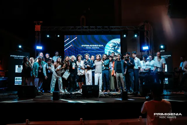 Foto di gruppo di tutti gli artisti sul palco — Finale Prima Edizione PMA 2025