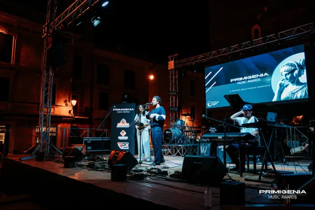 Il palco dei Primigenia Music Awards — Finale Prima Edizione PMA 2025
