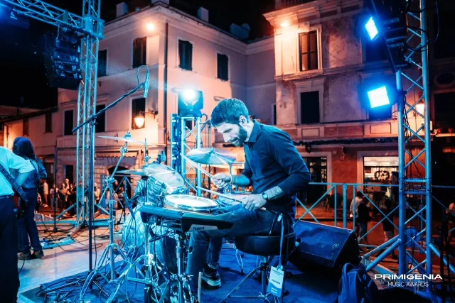 Il palco dei Primigenia Music Awards — Finale Prima Edizione PMA 2025