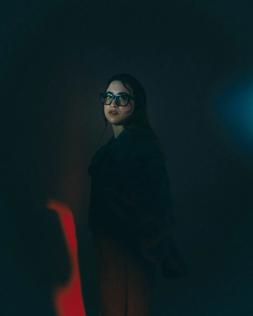 Anima ritratta con luci rosse e blu