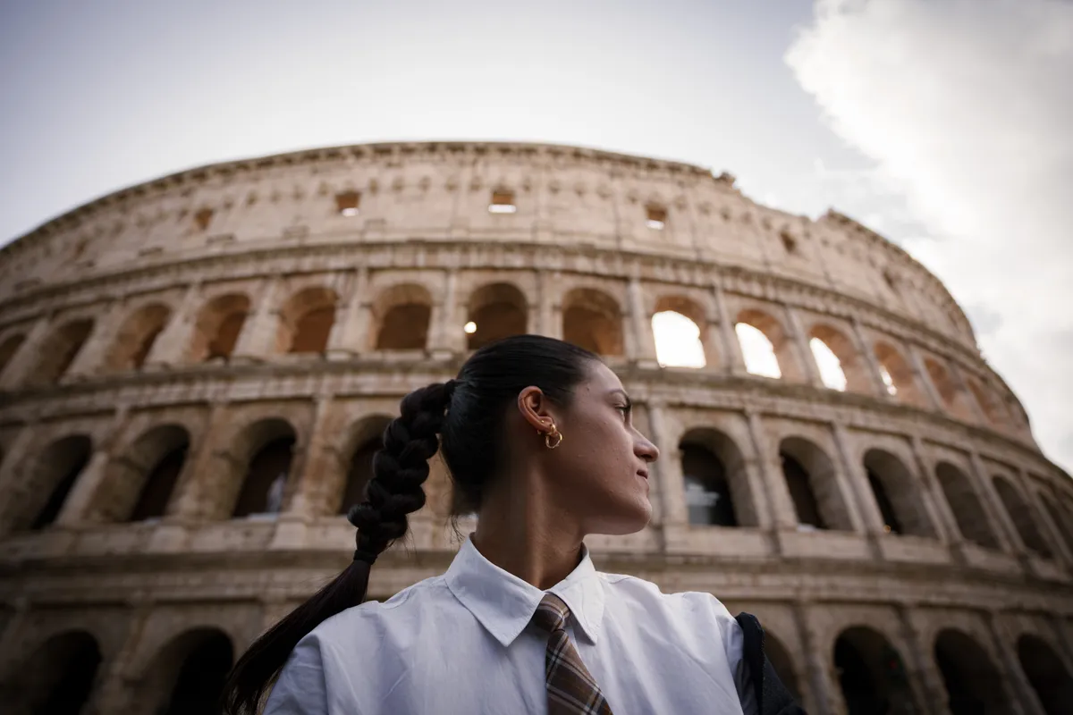 Bambina ritratta davanti al Colosseo a Roma