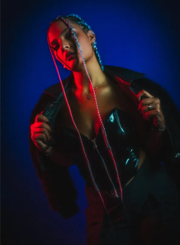 Bluesy in un ritratto con luci rosse e blu