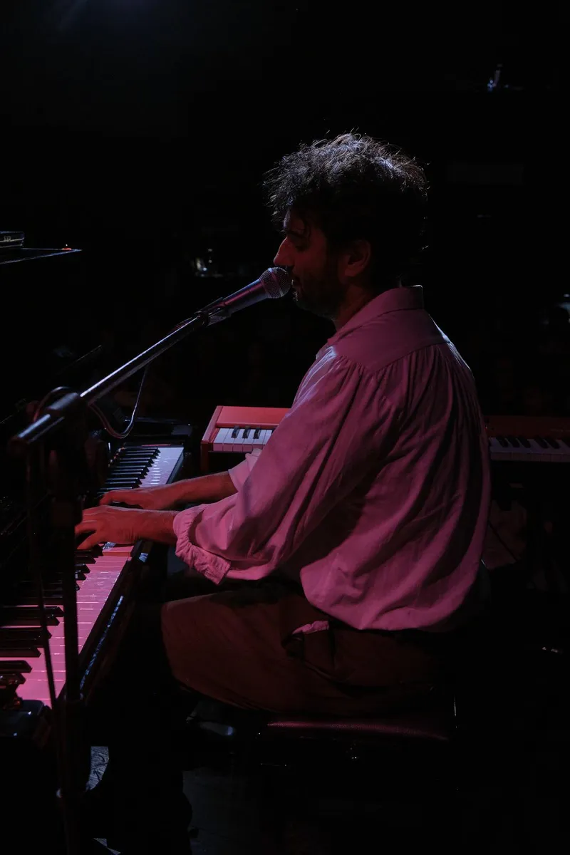 Fabio Schember al pianoforte durante un'esibizione dal vivo