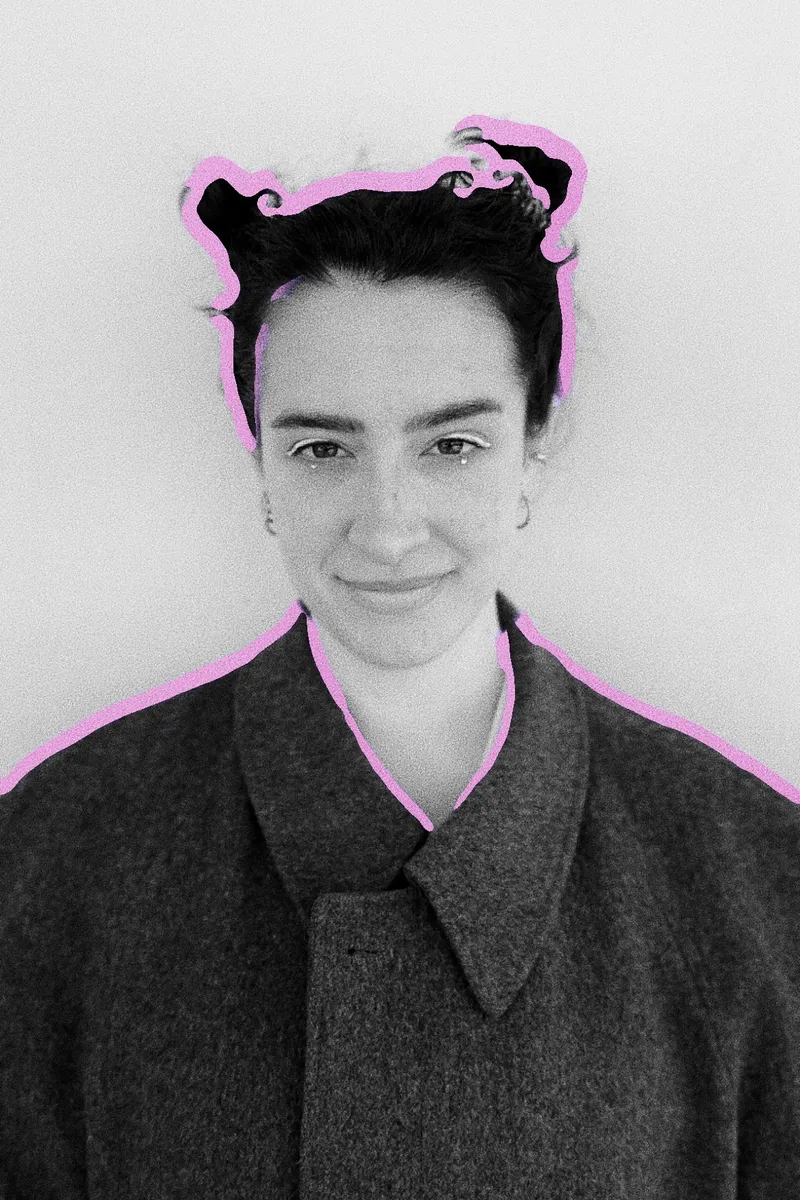 Ritratto di Jole in bianco e nero con contorno rosa