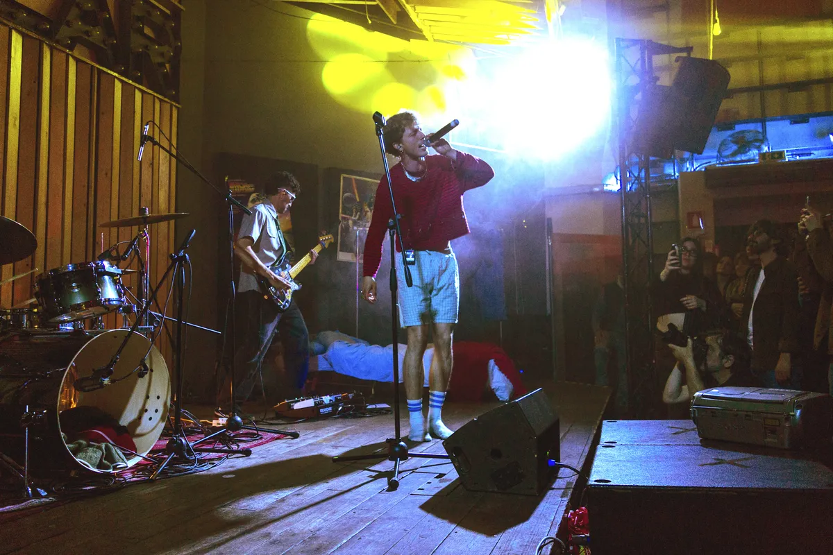 Lupo canta dal vivo sul palco