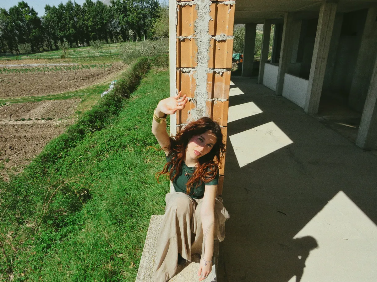 Ritratto di Stella in un campo di campagna